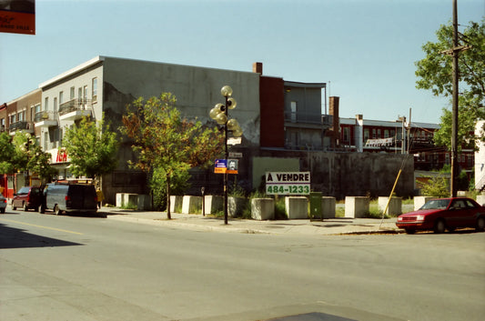 Terrain vacant coin nord-ouest Sicard et Ste-Catherine