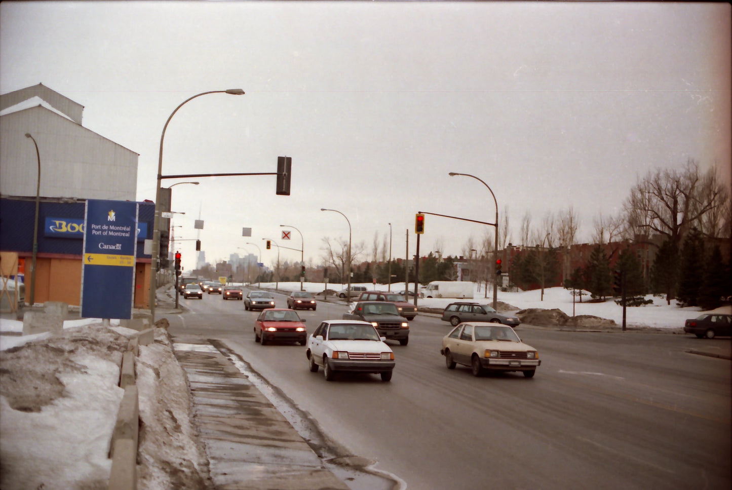 Rue Notre-Dame est coin Viau, vue vers l'ouest