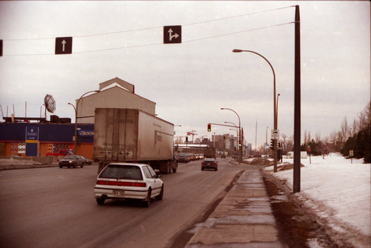 Rue Notre-Dame est coin Viau, vue vers l'ouest