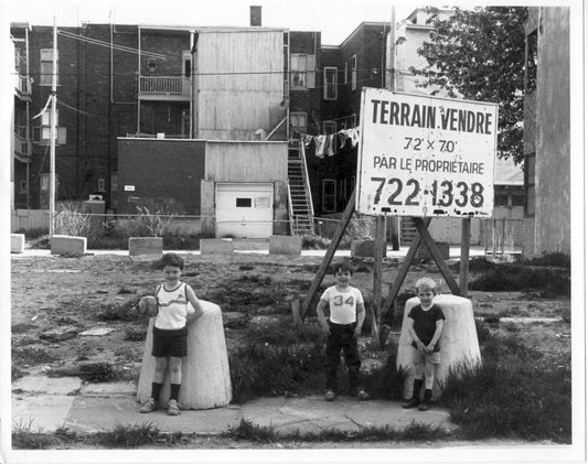 Enfants jouant sur le terrain vacant rue Sicard