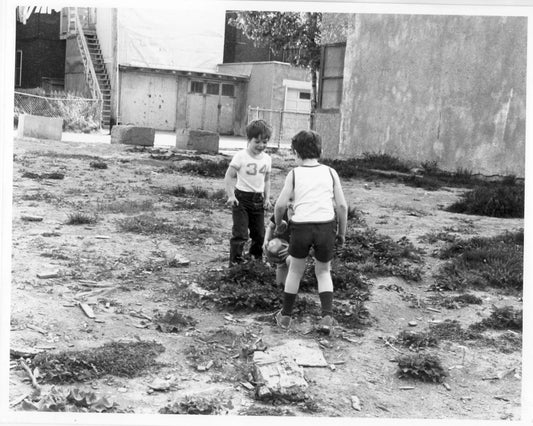 Enfants jouant sur le terrain vacant rue Sicard