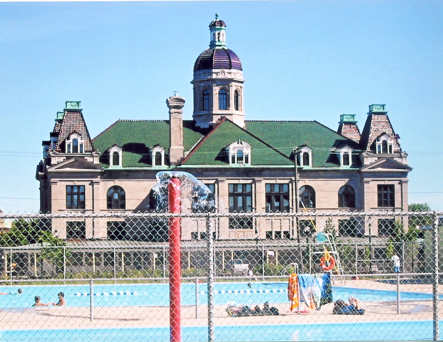 Piscine et vue arrière du marché Maisonneuve