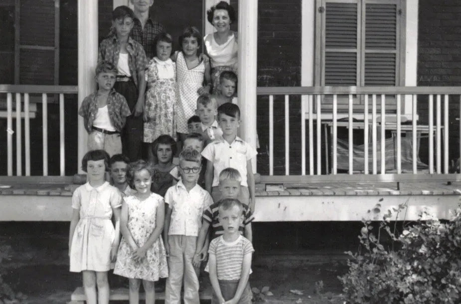 Groupe d'enfants devant une maison