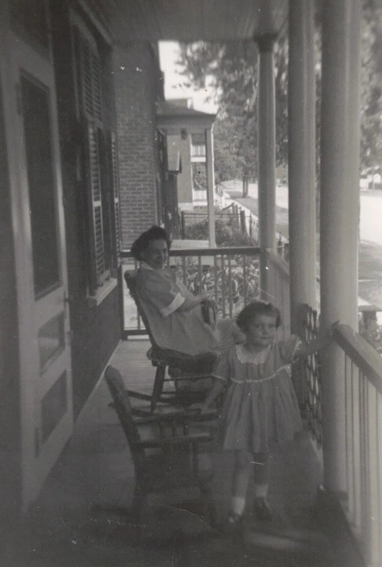 Femme et petite fille, sur la galerie avant