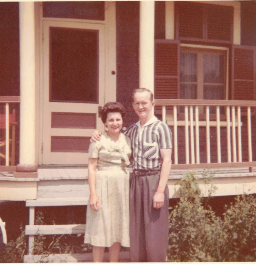 Couple devant leur maison