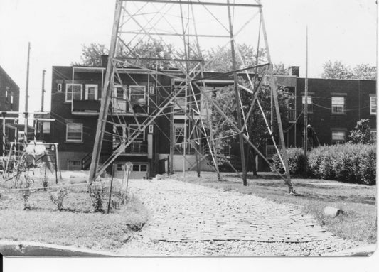 Pylone derrière des habitations rue d'Orléans près d'Hochelaga