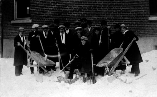 Groupe d'hommes dans la neige