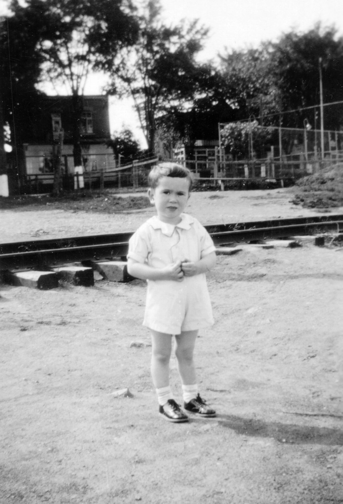 Enfant devant un chemin de fer