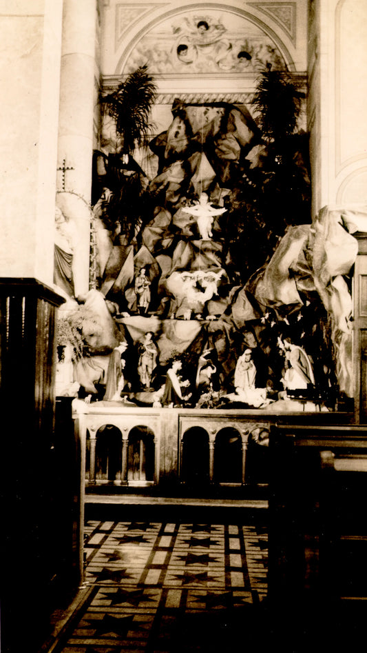 Crèche de Noël à l'intérieur de l'église Saint- Bernard