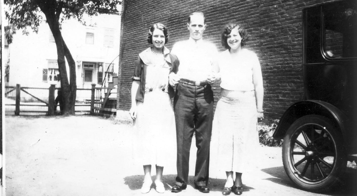 Gabrielle Lacoste, Alexandre St-Jean et femme inconnue sur le côté du 122 rue Lepailleur