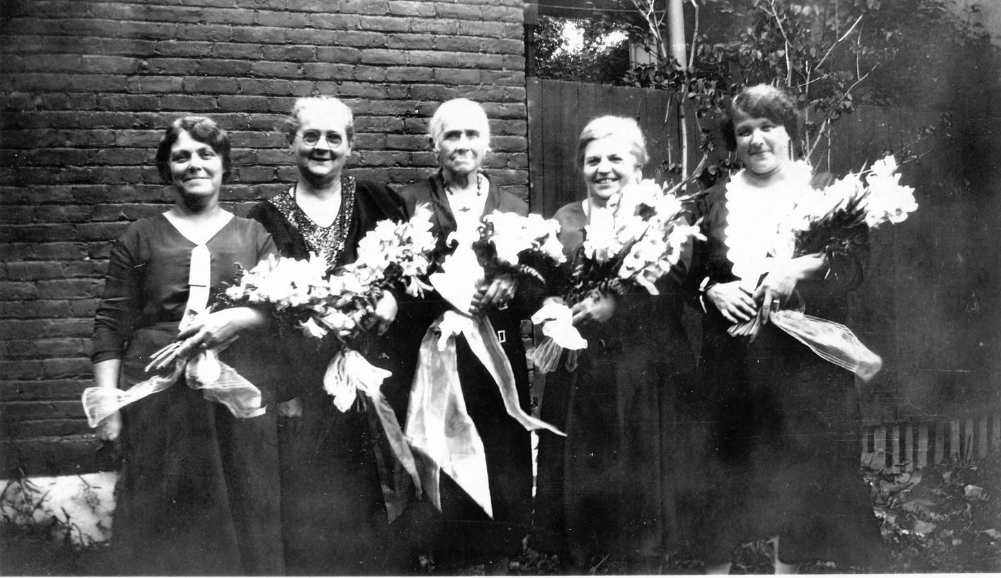 Vieilles dames avec bouquets de fleurs