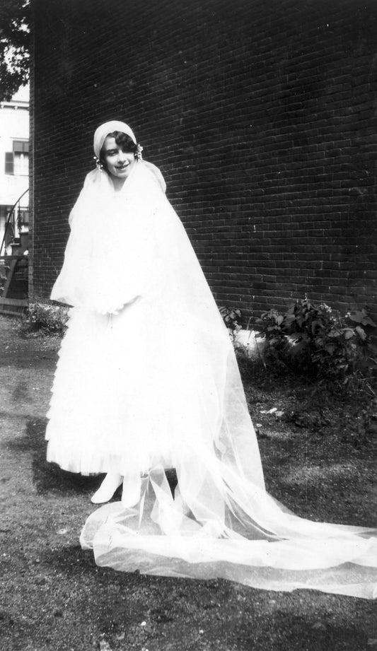 Gabrielle Lacoste avant son mariage, sur le côté du 122 rue Lepailleur