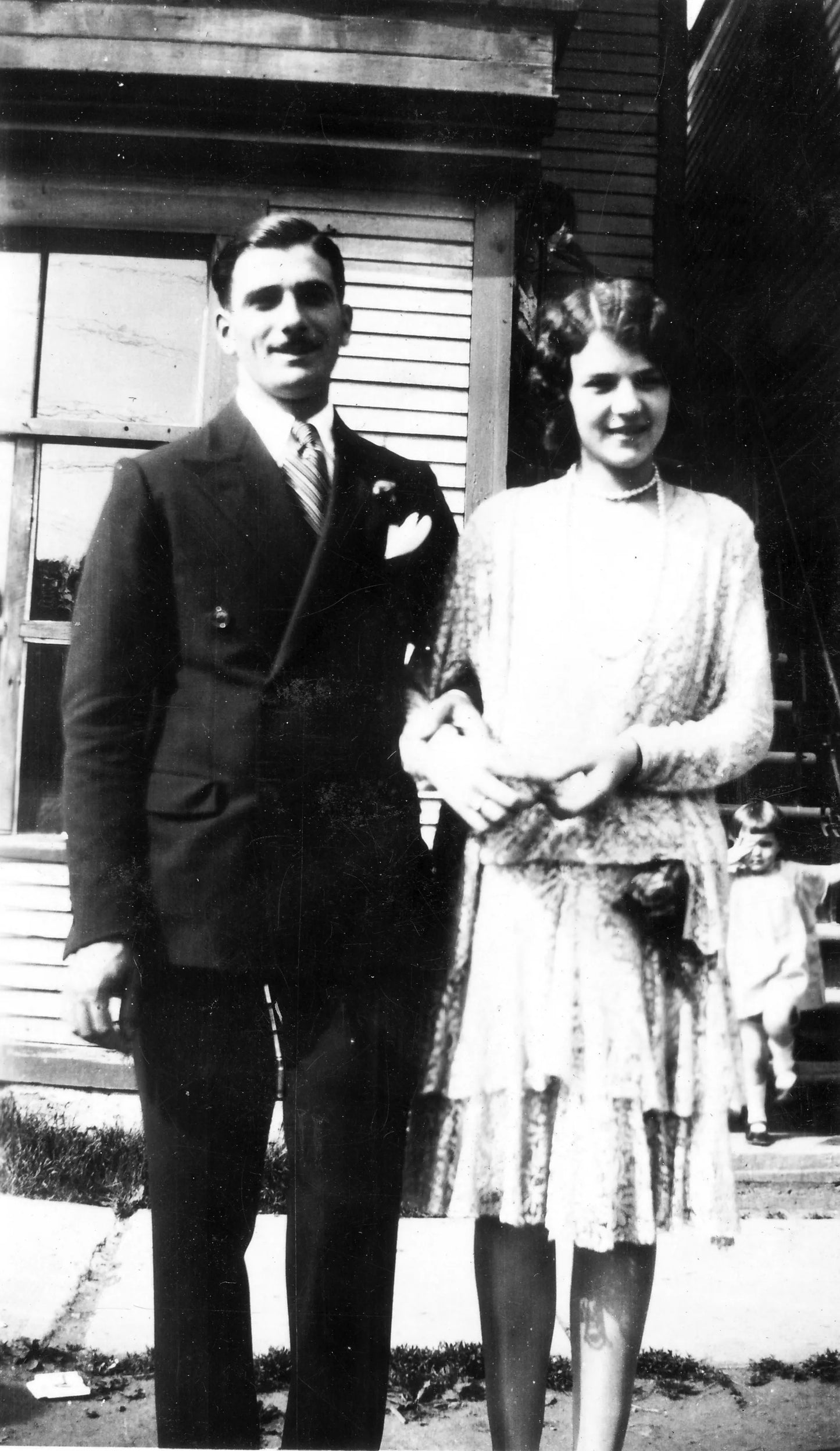 Deux personnes devant la manufacture de chaussures St-Jean