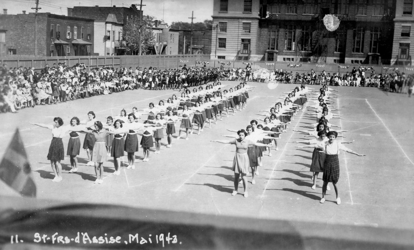 Gymnastes de l'école Boucher de la Bruère.