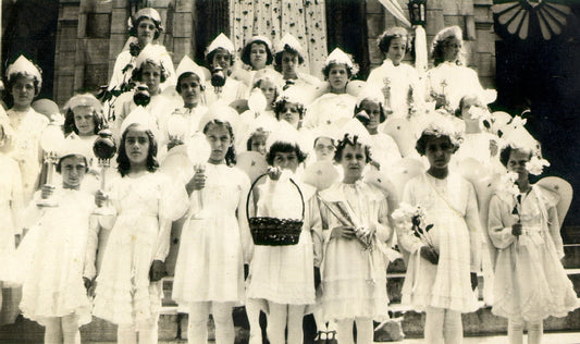 Groupe de 23 fillettes costumées en anges.