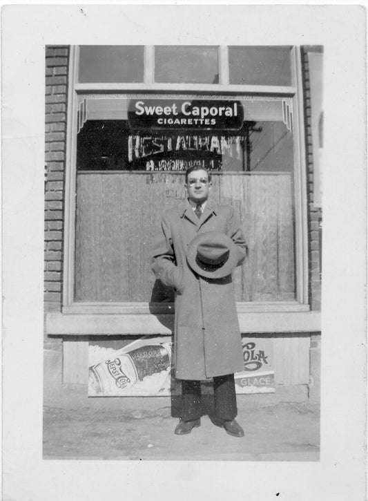 Homme devant le restaurant A. Rainville