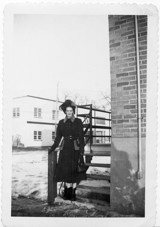 Femme dans un escalier