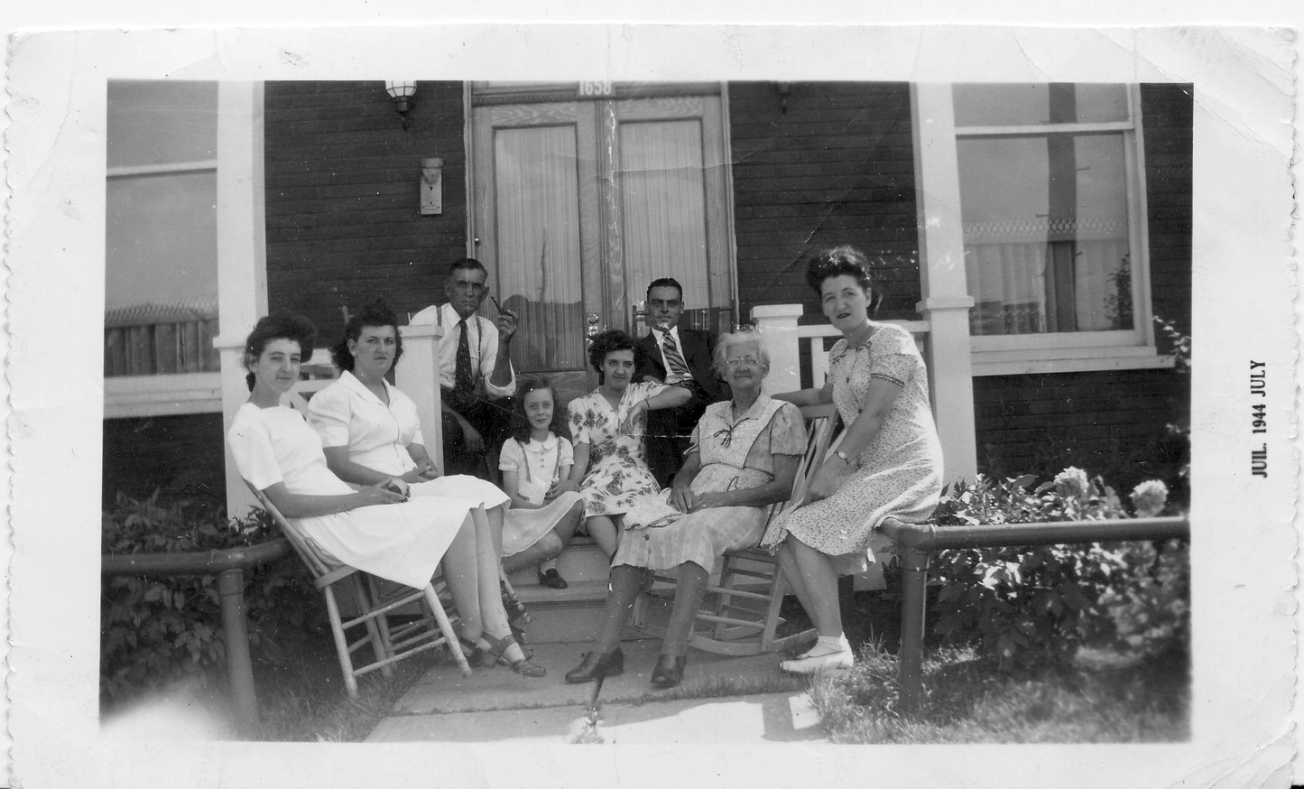 Famille Tremblay assise devant leur maison