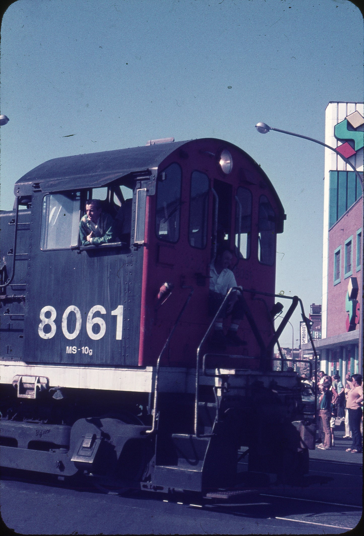 Train 8061 en arrêt à l'intersection de la rue Ontario et l'avenue Valois