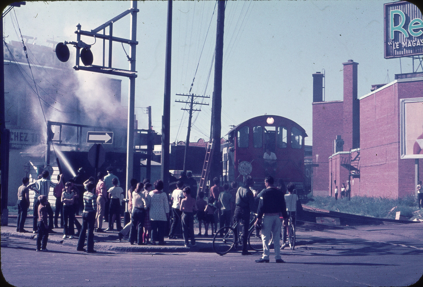 Intersection rue Ontario et avenue Valois, incendie juillet 1970