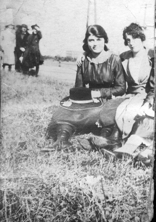 Jeunes femmes à chapeaux.