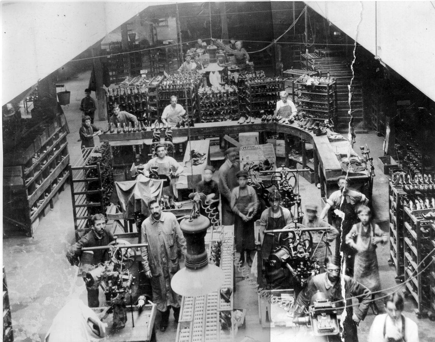 Employés dans une manufacture de chaussures.