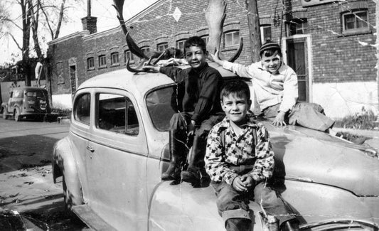 Enfants devant l'usine de cornichons Chenoy's