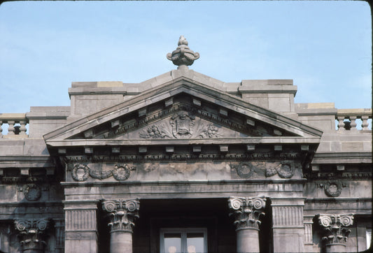 Détail du fronton de l'ancien Hôtel de Ville Maisonneuve