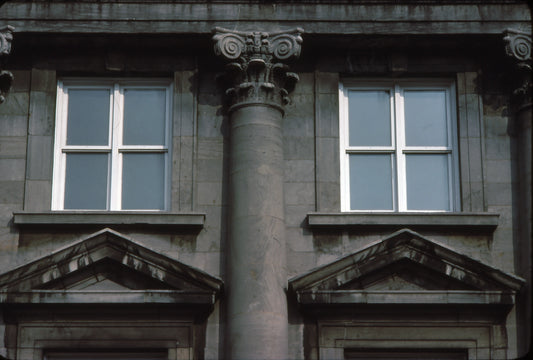 Détail de fenêtres de l'ancien Hôtel de Ville Maisonneuve