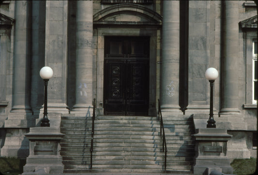 Détail de la façade d'entrée de l'ancien Hôtel de Ville Maisonneuve