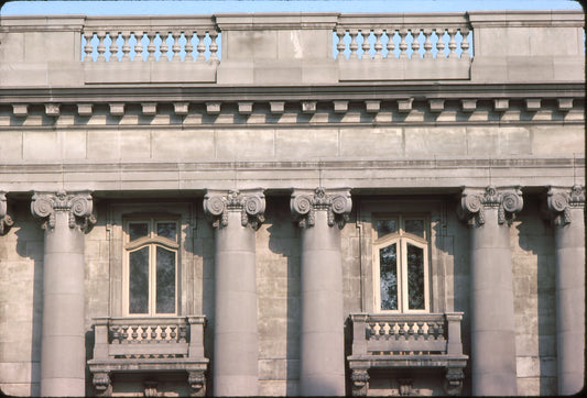 Détails de la façade et pilliers du Château Dufresne