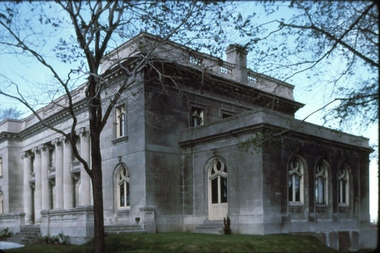 Vue de côté du château Dufresne