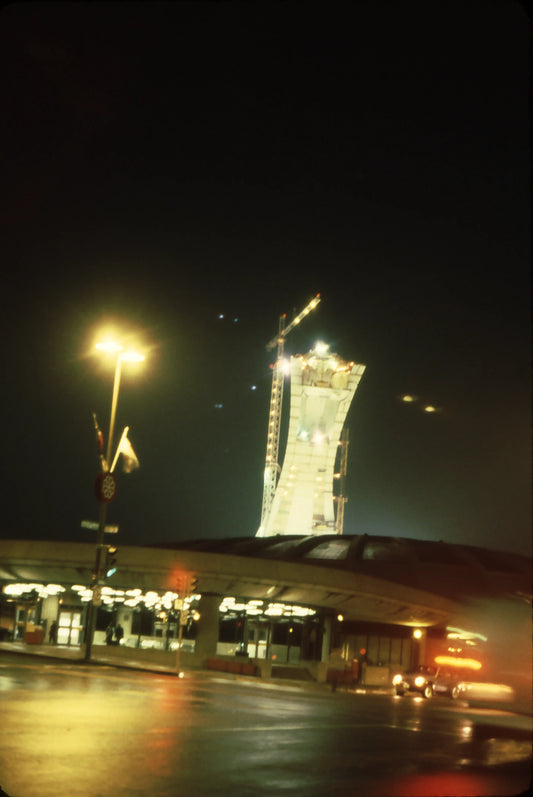 Construction de la tour du Stade Olympique