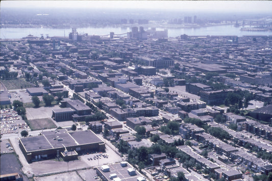 Vue du mât du Stade Olympique vers le port