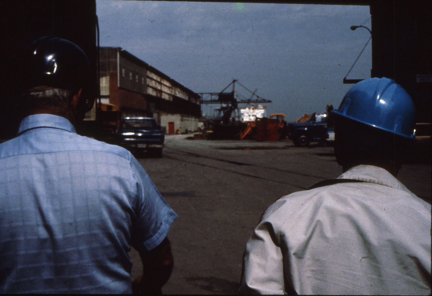 Contremaîtres dans un entrepôt d'un port