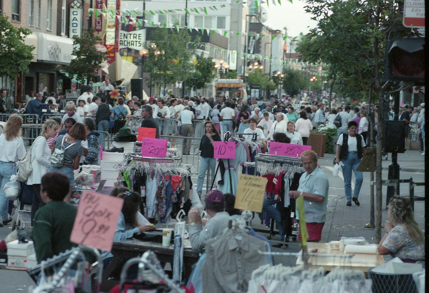 Vente-trottoir sur la Promenade Ontario