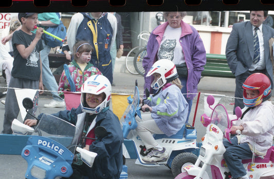 Enfants sur des motos-jouets