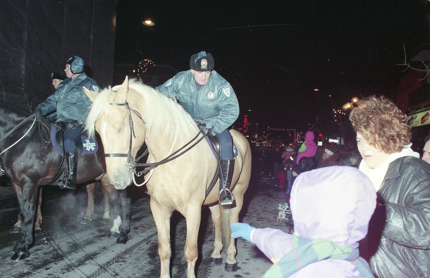 Policiers montés sur des chevaux