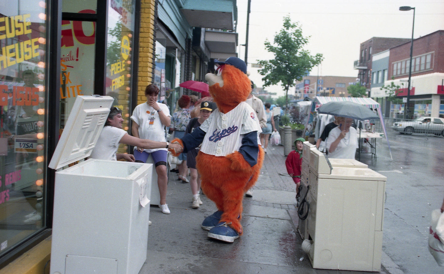 Youppi visite la Promenade Ontario