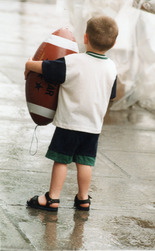 Enfant et son ballon de football géant