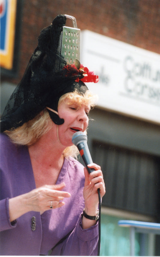 Chanteuse au chapeau original