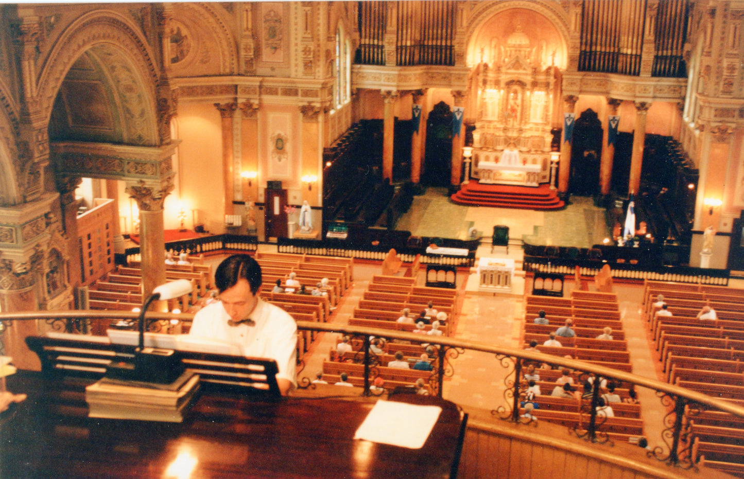 Organiste à l'oeuvre à l'église Très-Saint-Nom-de-Jésus