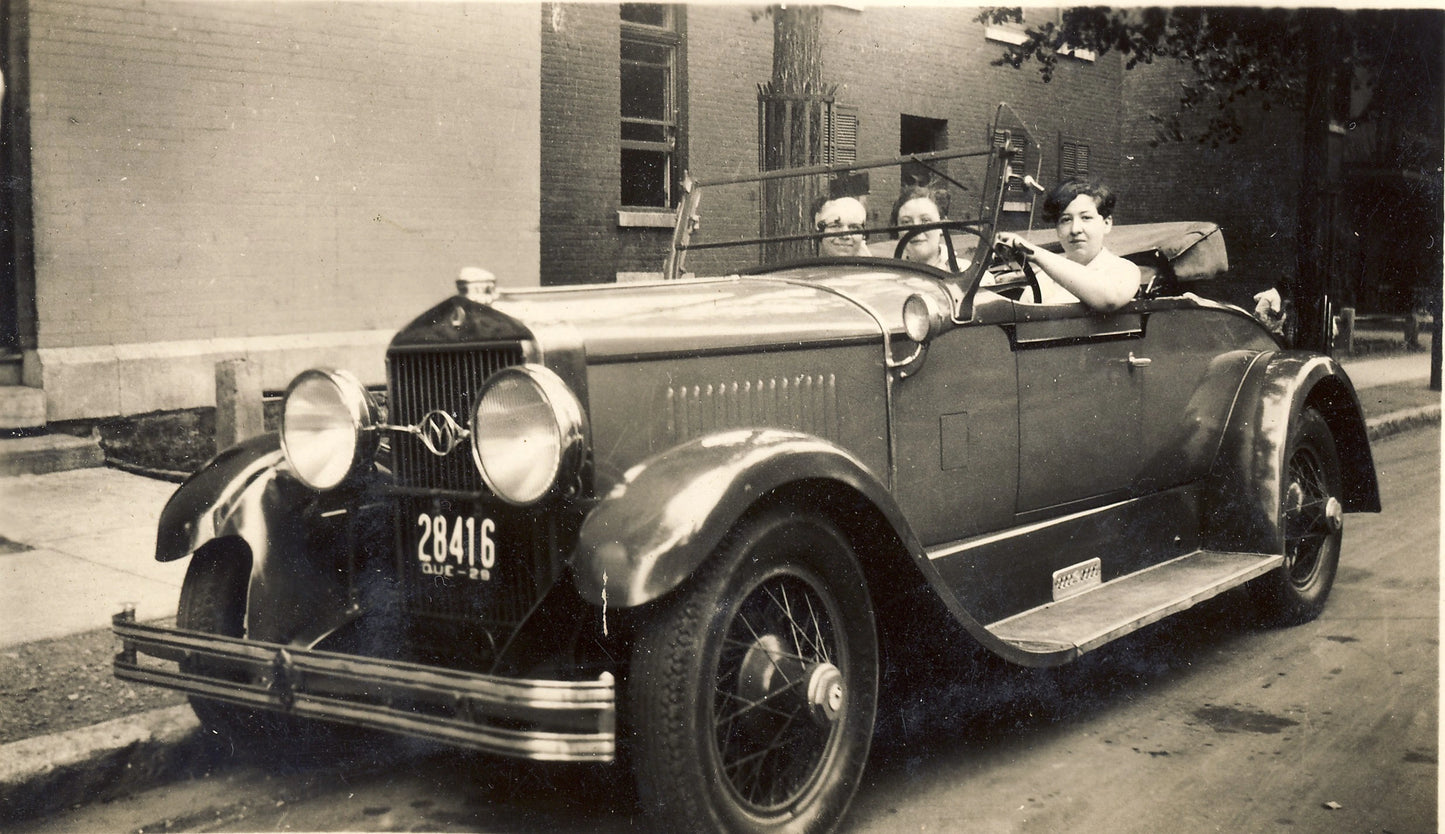 Voiture avec joueuses de tennis