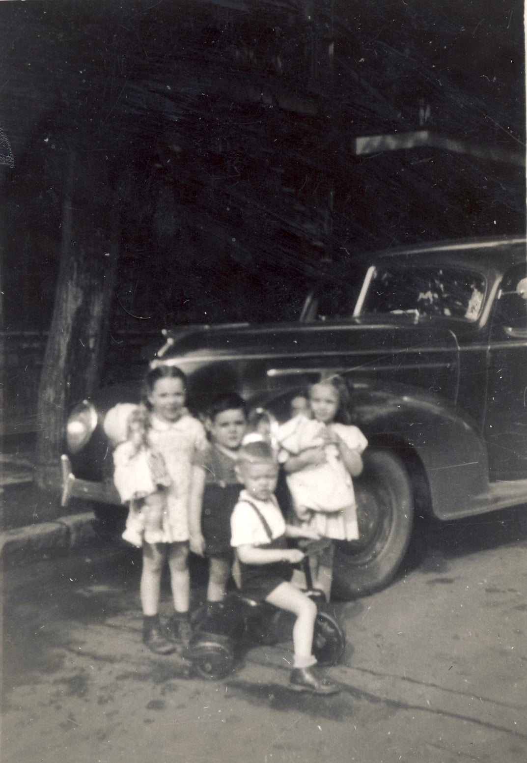 Des enfants posant devant une voiture