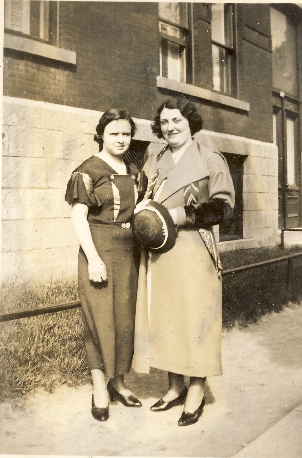 Deux femmes endimanchées