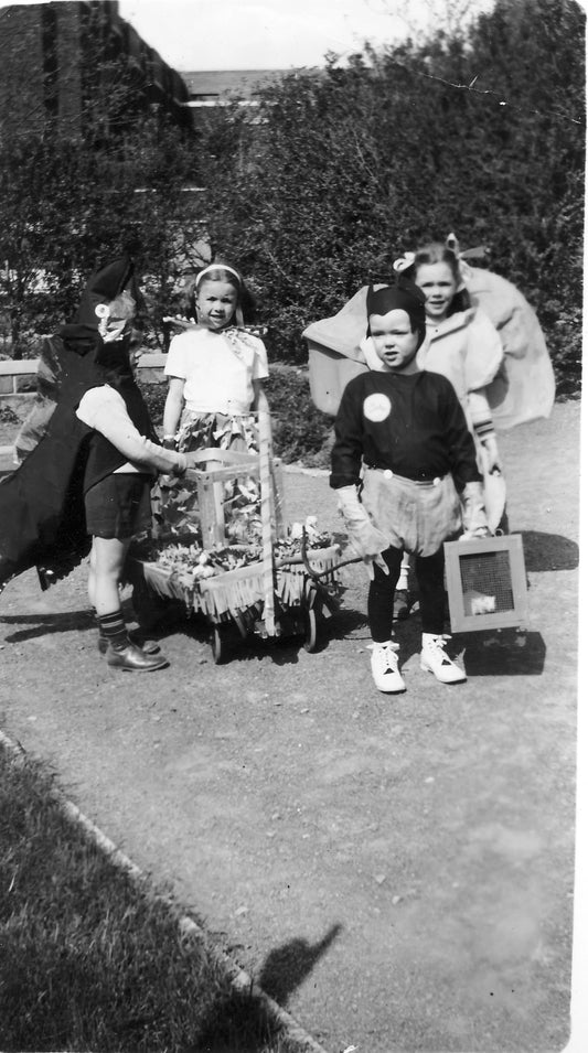 Préparation à la parade de l'école de l'éveil en 1947