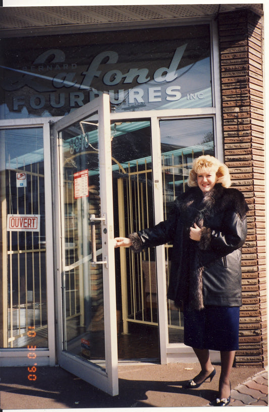 Femme devant le magasin Bernard Lafond