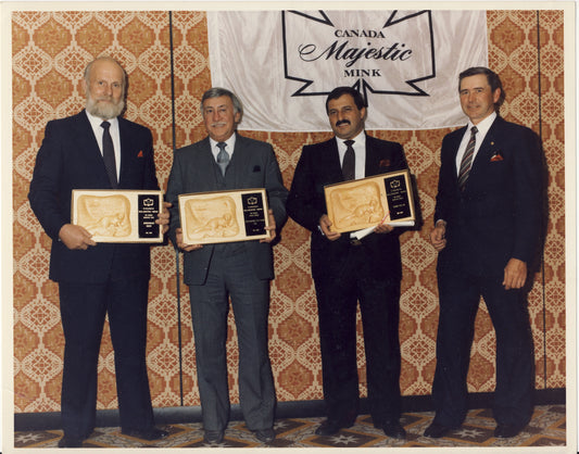 Bernard Lafond reçoit un prix de la Canada Majestic Mink