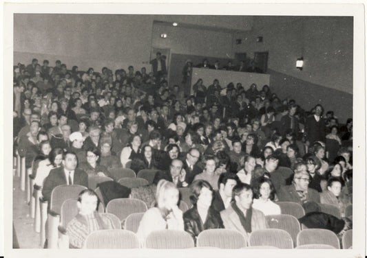 Auditorium avec une centaine de spectateurs