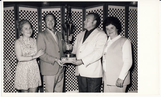 Remise d'un trophée de golf